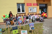 Dzieci z przedszkola na tle budynki biblioteki