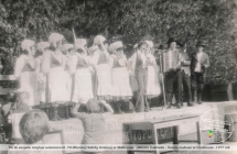 Na tle zespołu recytuje uczennica klasy 7 Zbiorczej Szkoły Gminnej w Malanowie - Donata Kozińska - Święto Ludowe w Grąbkowie - 1977 rok