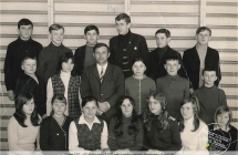 Klasa VIII - SP Malanow - 1971 rok, wychowawca Kazimierz Rasinski