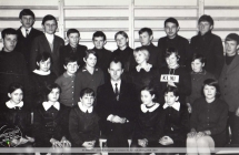 SP Malanow - Leszek Pelczynski z uczniami kl