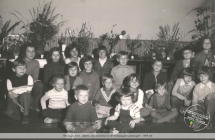 Wczasy w lesie - dzieci wczasowiczow na tle kompozycji kwiatowych - 1978 rok
