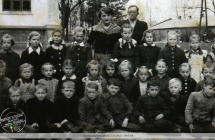 Uczniowie przed szkola w dworku - 1957 rok