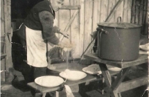 Rzeźnik przygotowuje wyroby na przyjęcie - 1967
