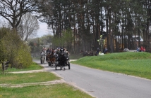 Przejazd zaprzęgów konnych podczas dożynek w Porożu.
