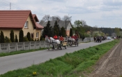 Przejazd zaprzęgów konnych podczas dożynek w Czachulcu Starym
