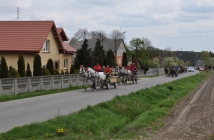 Przejazd zaprzęgów konnych podczas dożynek w Czachulcu Starym