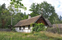 Zabudowa gliniana pokryta strzechą w Bibiannie