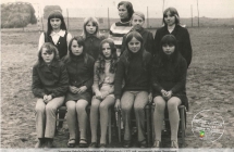 Uczennice Szkoly Podstawowej w Kotwasicach - 1971 rok, nauczyciel Irena Borowczyk