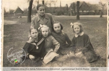 Uczennice klasy III ze Szkoly Podstawowej w Kotwasicach, wychowawczyni Stefania Wojdak - 1956 rok