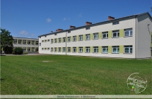Dobudowane w latach 90-tych XX wieku nowe skrzydło budynku Szkoły Podstawowej w Malanowie, widok od strony boiska szkolnego - 2020 rok