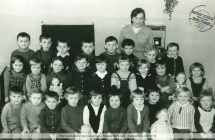 Przedszkolaki wraz z opiekunką Natalią Miszczak - 1969/70 rok
