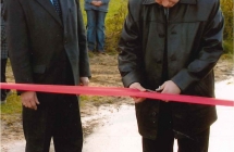 Otwarcie drogi w Dziadowicach, wstęgę przecina wójt gminy Gerard Krzeszewski i przewodniczący rady gminy Ignacy Kurpik - 2004 rok