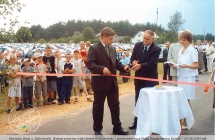 Otwarcie drogi w Żdżenicach. Wstęgę przecina wójt Gerard Krzeszewski i przewodniczący rady gminy Ignacy Kurpik - 2004 rok