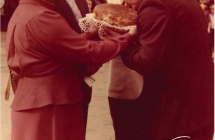 Starostowie dożynkowi: Teresa Płóciennik i Tadeusz Świtalski przekazują bochen chleba naczelnikowi Wiesławowi Raszewskiemu - dożynki w Grąbkowie - lata 80-te XX wieku