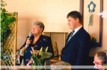 Dzien Seniora - 2004 rok, od lewej Bronisława Filipowicz i wójt Gerard Krzeszewski