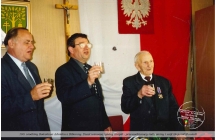 100. urodziny Boleslawa Adamka z Bibianny. Toast wznoszą Ignacy Kurpik Przewodniczzący Rady Gminy w Malanowie i wójt Bogumił Stawicki