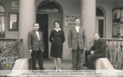 Przed Urzędem Gromadzkiej Rady Narodowej stoją od lewej: Mieczysław Dzikowski, Sabina Krysztoforska, Walenty Bartczak, Kazimierz Dębiński - 1970 rok