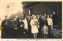 Goście weselni z Bibianny przed domem weselnym - 1947 rok