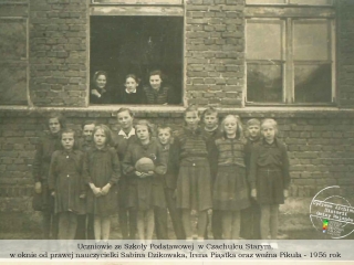 Uczniowie ze Szkoly Podstawowej w Czachulcu Starym, w oknie nauczycielki Sabina Dzikowska, Irena Piastka oraz wozna Pikula - 1956 rok