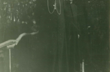 Ksiadz kardynal Stefan Wuszunski i ksiadz Ignacy Broniszewski na moscie prymasowskim w ogrodzie w plebanii w Malanowie - 1960 rok