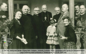 Na zdjeciu ksiadz kardynal Stefan Wyszynski wraz z proboszczem Ignacym Bronszewskim i jego rodzina przed plebania w Malanowie - 1960 rok