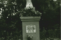 Figura Matki Bozej w ogrodzie plebanii w Malanowie upamietniajaca wizyte ksiedza kardynala Stefana Wyszynskiego w 1960 roku w parafii Malanow - 1962 rok