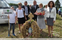 Trzy kobiety i dwoje mezczyzn z wiencem dozynkowym