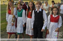 Cztery dziewczynki i chlopiec pozujacy do fotografii