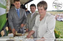 Dwoje mezczyzn i kobieta na scenie