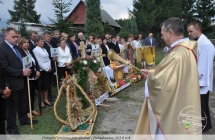 Grupa ludzi z wiencami dozynkowymi