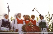 Kobiety spiewajace do mikrofonow na scenie