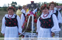 Kobiety w strojach ludowych niosace wieniec