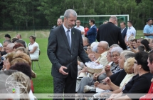Mezczyzna czestujacy gosci chlebem