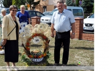 Mezczyzna i kobieta prezentujacy wieniec