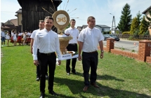 Czterech mezczyzn niosacych wieniec