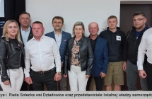 Dziesięć osób uśmiechających się do zdjęcia 