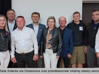 Dziesięć osób uśmiechających się do zdjęcia 