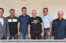 Sześcioro mężczyzn pozujących do wspólnego zdjęcia