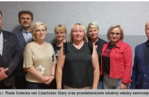 Troje mężczyzn i pięć kobiet pozujących do fotografii 