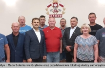 Jedenaścioro mężczyzn pozujących do wspólnej fotografii 