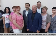 Grupa osób pozujących do fotografii 