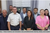 Grupa dziewięciu osób pozujących do fotografii 