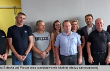 Grupa kilku osób pozujących do wspólnej fotografii 