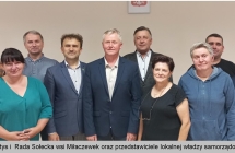 Grupa kilku osób pozujących do fotografii 