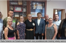 Grupa kilku osób pozujących do fotografii